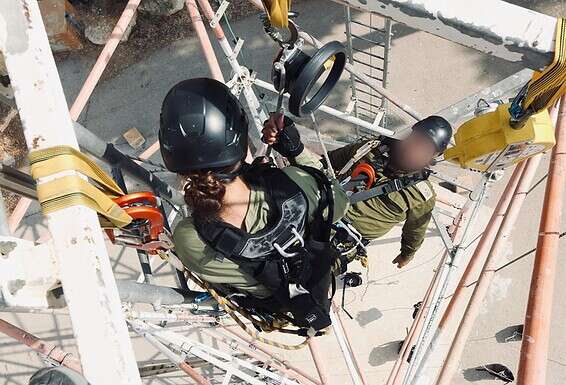 י' מחלצת את אביה בתרגול // צילום: אורן כהן